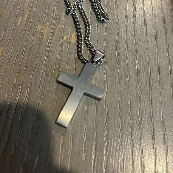 Silver cross necklace - Picture 3 of 3